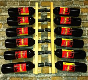 Varias botellas de vino con etiqueta del Bar Restaurante España Siglo XXI